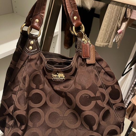 Coach beautiful 2 handle purse with the Coach insignias Cπ With leather in area - Picture 9 of 13